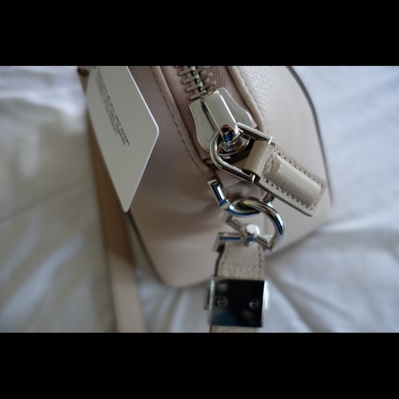 Antigona small textured leather tote - Picture 10 of 13